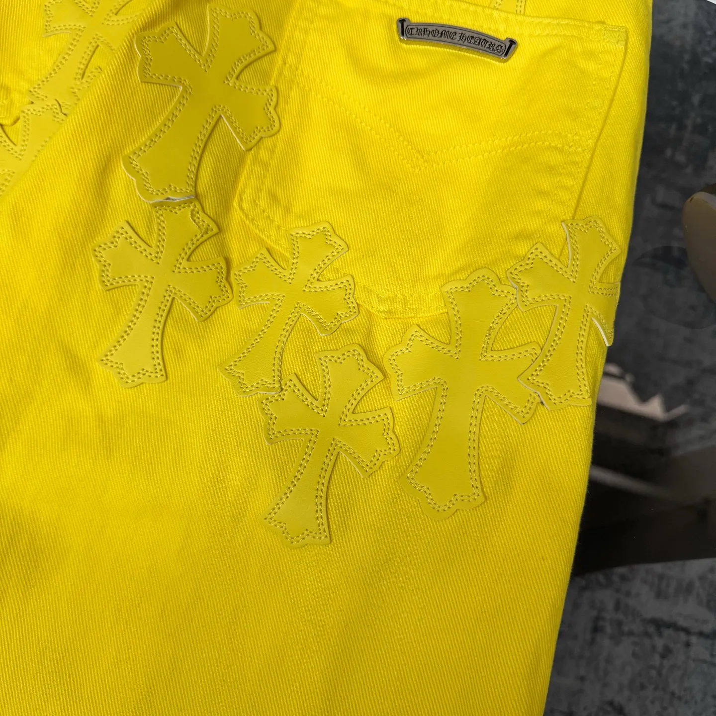 P280 Chrome hearts CH Fan Chengcheng's same style New York limited large leather label dopamine yellow jeans Special Italian cowhide printed and cut Customized sheepskin three-layer thick thread leather The whole body is spliced in heavy water washing craftsman's hand-splashed ink You can see the details Three-dimensional cutting version Loose and comfortable, not picky about the figure Make you taller and slimmer Factory Seiko Original quality control Same style for men and women Can be matched with couples Versatile recommendation Necessary jeans for all seasons Color: lemon yellow Size: s m l xl